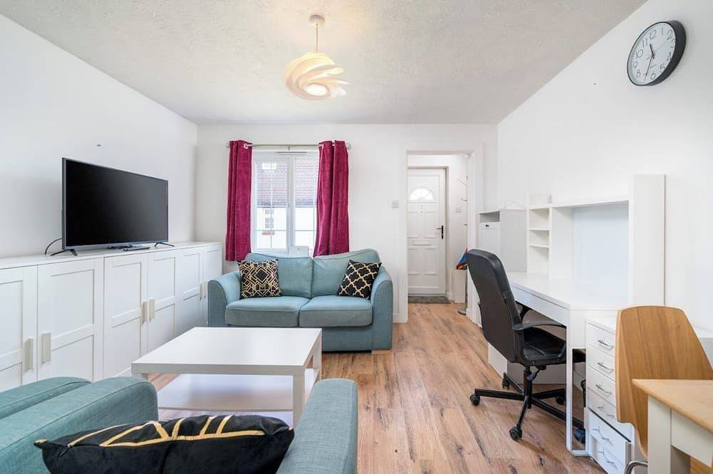 Entire apartment, 1 Bedroom Apartment with Garden in Charming Crawley and Free Parking in Crawley, West Sussex