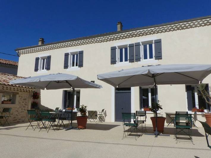 Gîte pour 2 personnes, avec vue ainsi que piscine et jardin, animaux acceptés à Rochefort-en-Valdaine