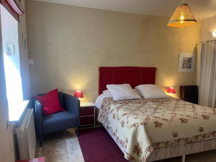 Gîte pour 3 personnes, avec terrasse, animaux acceptés à Salles-sous-Bois - 2