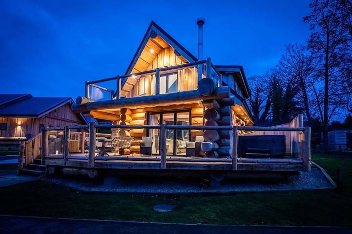 Cottage for 4 people, with sauna and hot tub as well as garden in Addingham