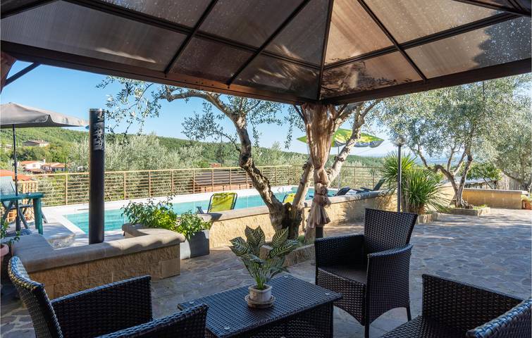 Location de vacances pour 6 personnes, avec piscine ainsi que terrasse et jardin, adapté aux familles à Arezzo - 2