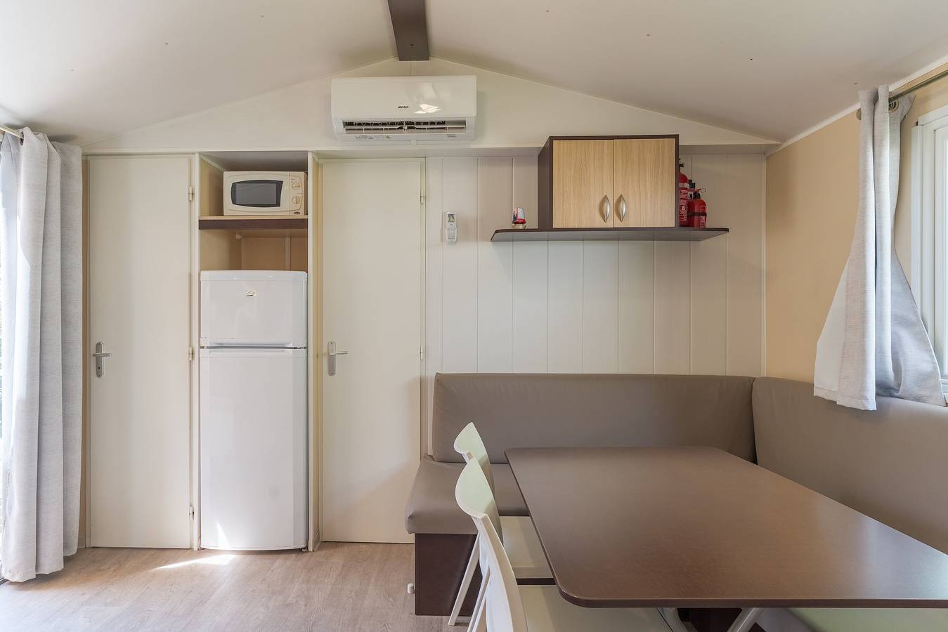 Mobil Home 'Le 154 Aux Iscles' con piscina compartida, terraza privada y aire acondicionado in La Roque-d'Anthéron, Region de Aix-en-Provence
