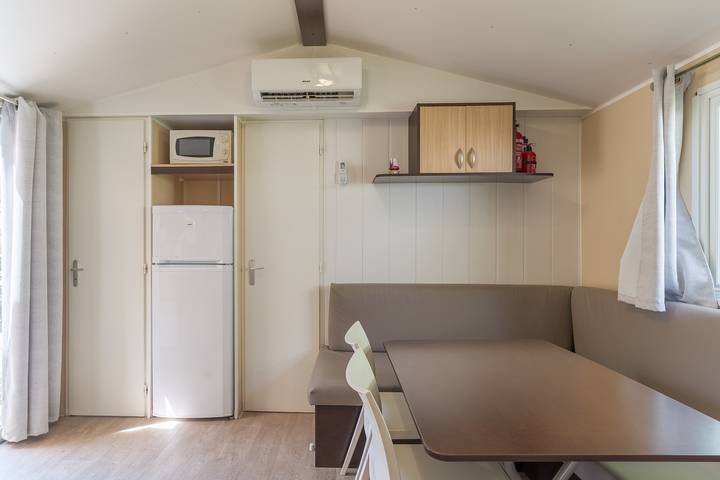 Mobile Home 'Le 154 Aux Iscles' with Shared Pool, Private Terrace and Air Conditioning in La Roque-d'Anthéron, Aix-en-Provence region