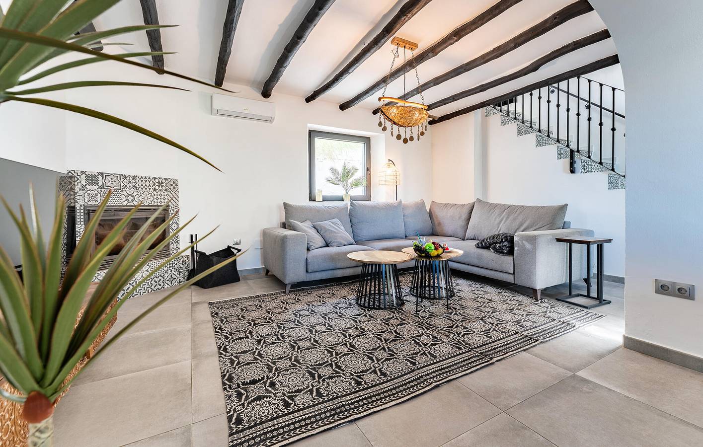Elegante apartamento de un dormitorio con piscina, cocina y terraza in Casarabonela, Sierra de las Nieves