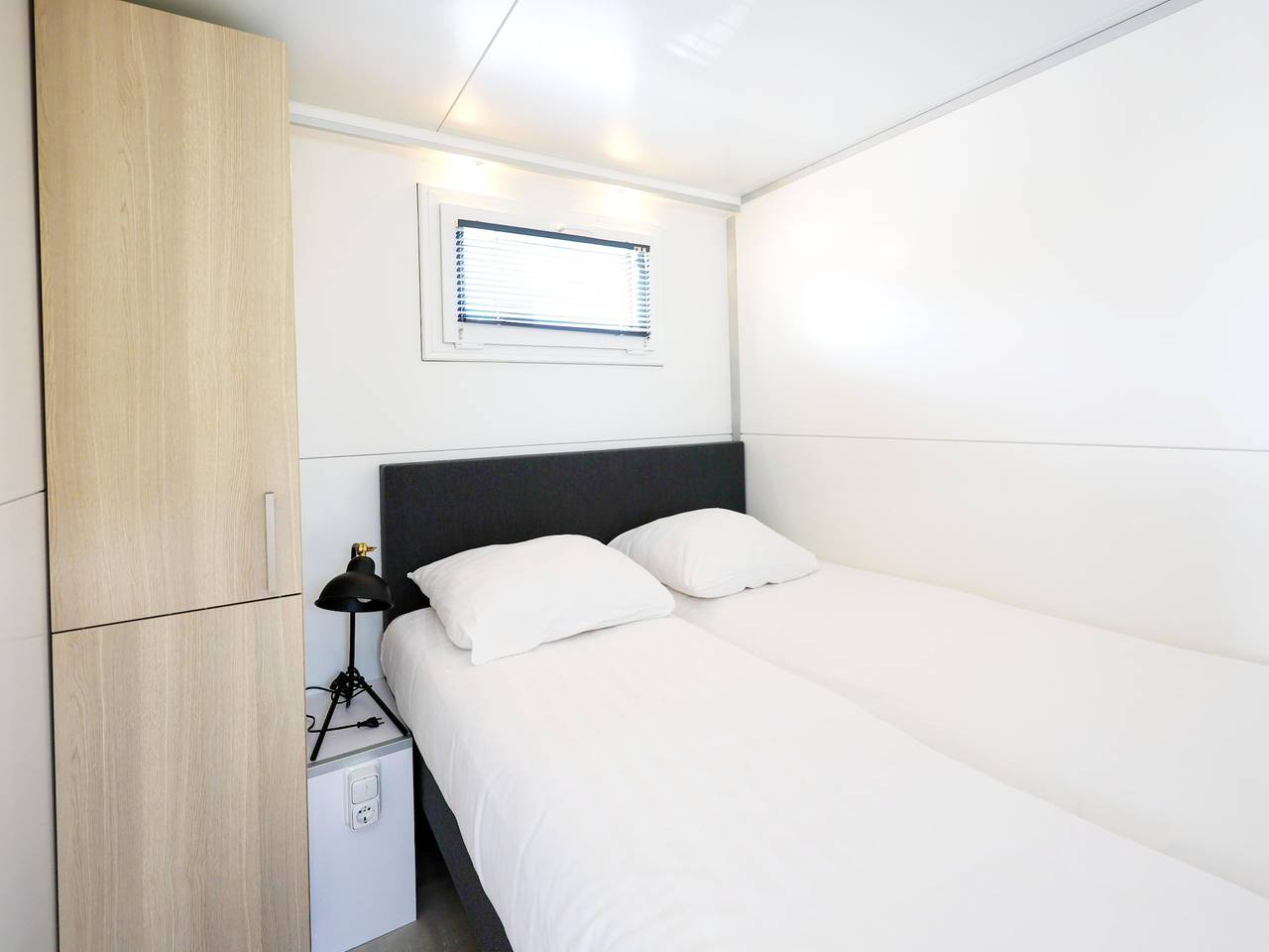 Houseboat Escape with Roof Terrace in Amsterdam Zuid, North Holland