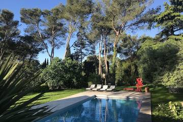 Location de vacances pour 24 personnes, avec sauna ainsi que jardin et jacuzzi à Assas (Hérault)