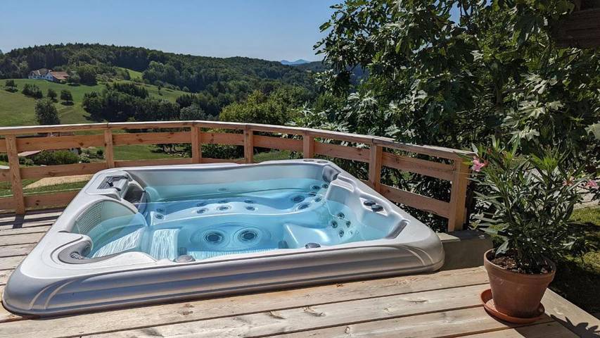Ferienwohnung für 7 Personen, mit Balkon und Whirlpool sowie Terrasse und Garten