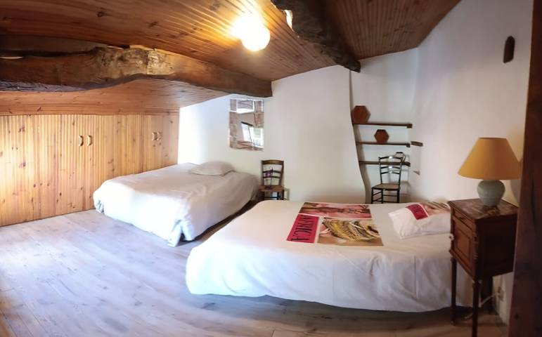 Gîte pour 6 personnes, avec jardin à Cozes