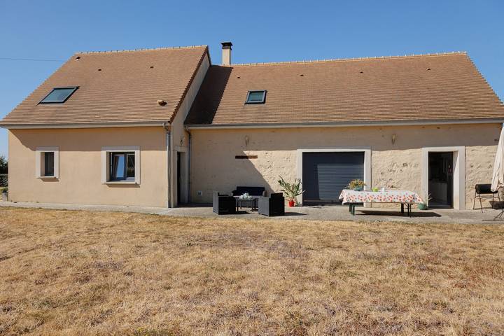 Location de vacances pour 10 personnes, avec Jardin et Vue sur le lac à Brûlon