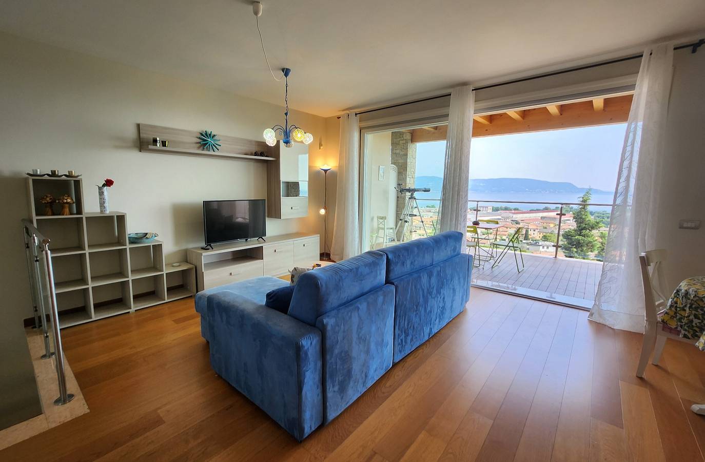Appartamento intero, Appartamento 'Alba Lake View Pool' con vista sul lago, piscina in comune e aria condizionata in Maderno, Toscolano-Maderno