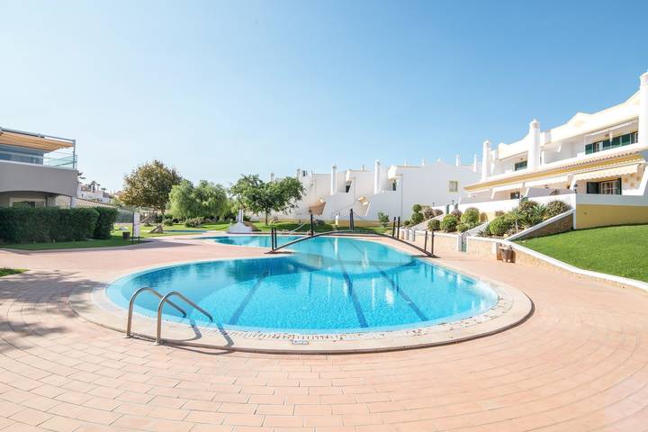 Maison de vacances pour 7 personnes, avec Balcon ainsi que Jardin et Bassin pour enfant à Albufeira