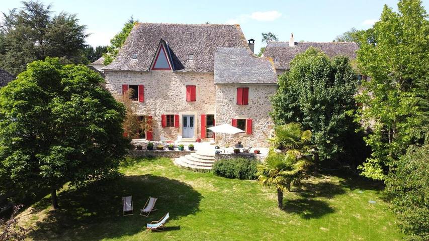 Gîte pour 7 personnes, avec vue sur le lac et piscine ainsi que jardin et vue, animaux acceptés à Lanuéjouls