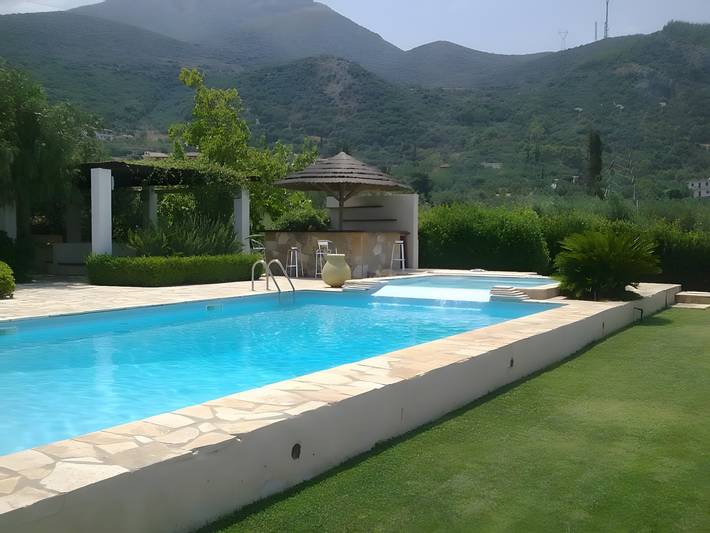 Vakantiehuis voor 18 personen, with balkon and whirlpool as well as kinderzwembad, met huisdier in Peloponnesos