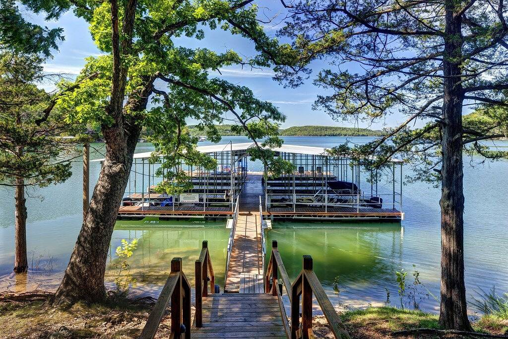 Luxury Log Cabin an der Küste von Beaver See mit Boot Dock & Swim Deck in Beaver Lake