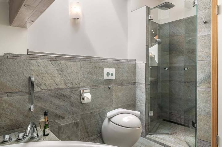 Ganze Wohnung, Ambiente, 53 qm Dachgeschoss, 1 separates Schlafzimmer in Bad Endorf, Chiemsee
