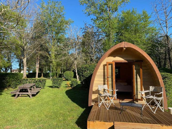 Location de vacances pour 2 personnes, avec Terrasse et Jardin ainsi que Piscine et Vue à Saint-Jory-de-Chalais