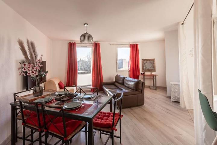 Gîte pour 5 personnes, avec Balcon et Terrasse ainsi que Jardin et Bassin pour enfant à Castanet-Tolosan