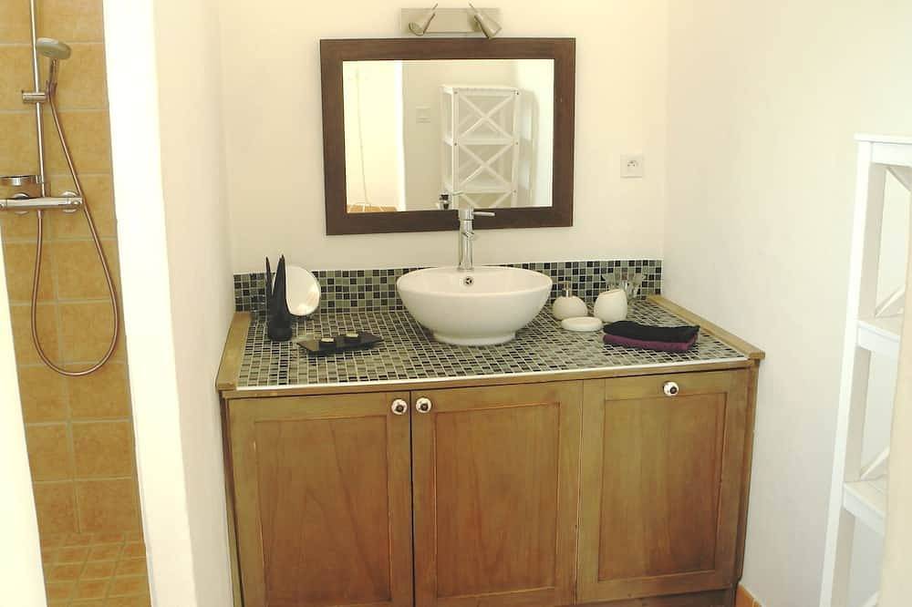 Villa en pleine nature avec jardin, terrasses, piscine privée, climatisation in Bize-Minervois, Côte méditerranéenne (France)