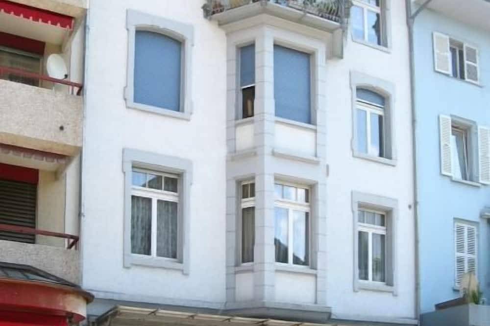 Entire apartment, Huge **** apartment with 2 bathrooms located in the center of Interlaken in Interlaken, Lake Thun