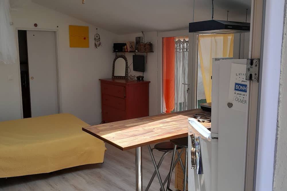 Appartement entier, Studio intime dans les arbres in Saint-Paulet-de-Caisson, Région de Nîmes