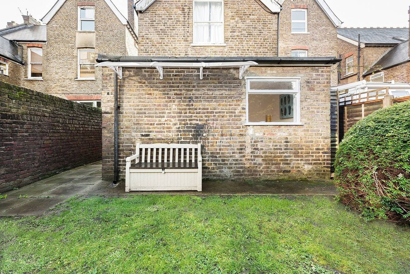 Entire apartment, Garden flat near Ealing Broadway in Ealing, London