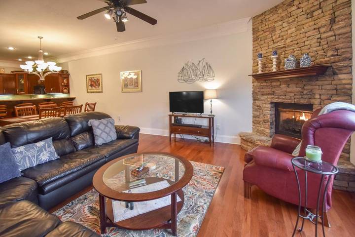 Ferienwohnung für 4 Personen, mit Seeblick und Ausblick sowie Terrasse und Pool in Georgia