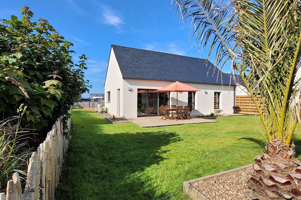 A brand new, comfortable home, designed with your family vacation in mind. in Landéda, Brest region