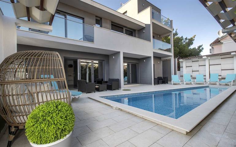 Ferienhaus für 15 Personen, mit Balkon in Rogoznica