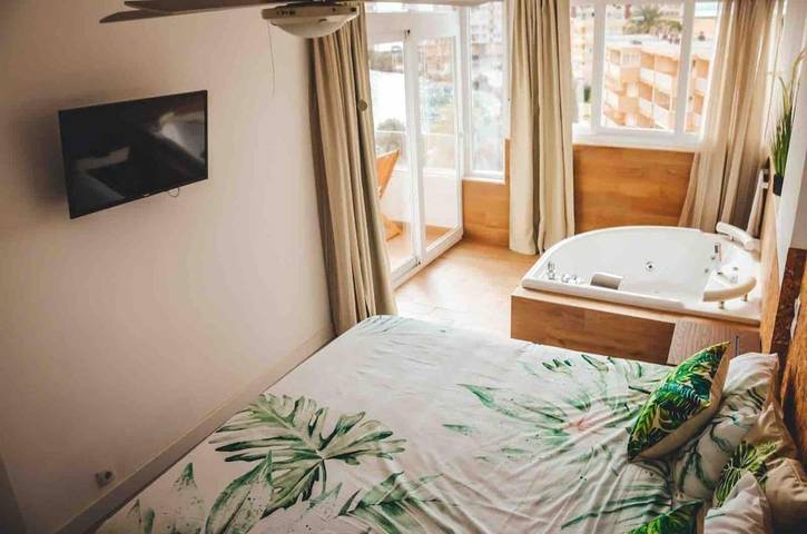 Apartamento de vacaciones para 11 personas, con jardín y piscina además de balcón y jacuzzi - 1