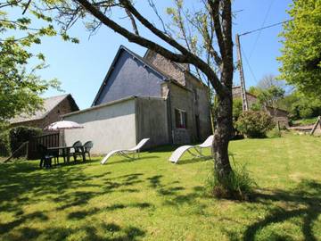 Gîte pour 4 personnes, avec jardin à Champcervon