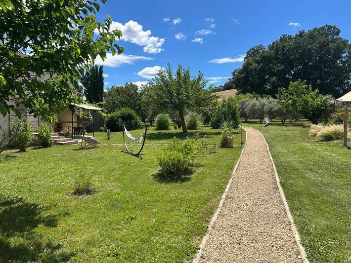 Location de vacances pour 6 personnes, avec vue ainsi que piscine et jardin à Lurs - 4