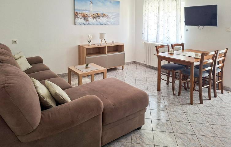 Ganze Ferienwohnung, Modernes Apartment mit Terrasse, WLAN und Parkplatz in der Nähe des Strandes Vela Plaža in Baska, Krk