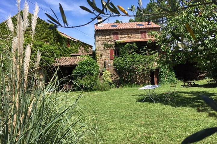 Location de vacances pour 7 personnes, avec Jacuzzi ainsi que Terrasse et Jardin à Les Salelles