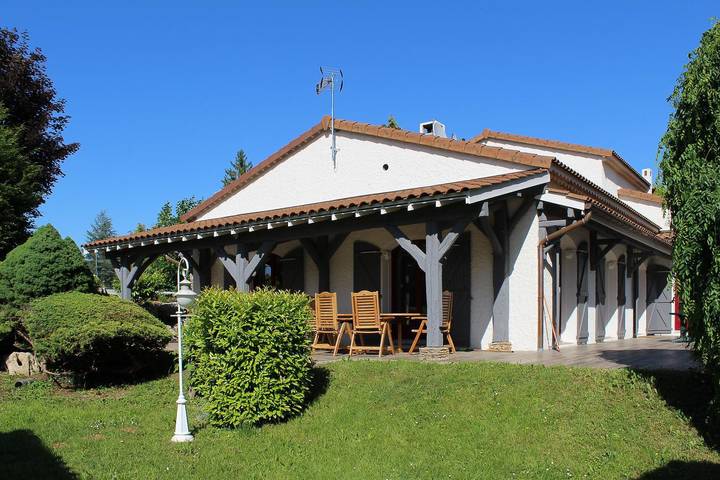 Gîte pour 14 personnes, avec terrasse ainsi que piscine et jardin