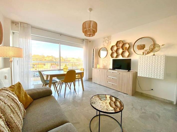 Gîte pour 4 personnes, avec balcon et vue dans Gare De Saint Raphael Valescure