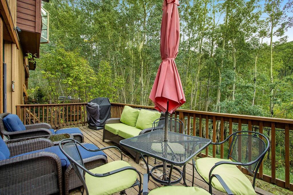 Townhome with fireplace & hot tub access - near skiing & golf in Arapahoe Basin