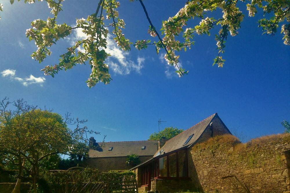 Coquette Maison Dans Un Domaine A Caractère Historique in Saint-Laurent, Région de Guingamp