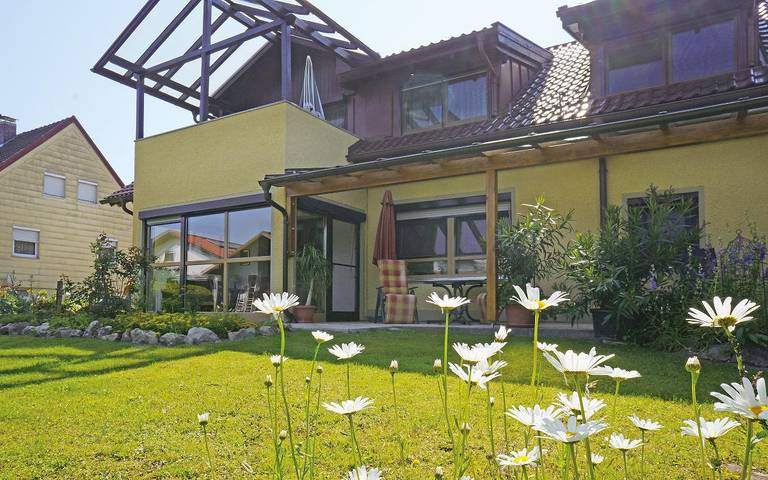 Ferienwohnung für 4 Personen, mit Balkon und Balkon/Terrasse sowie Terrasse und Garten