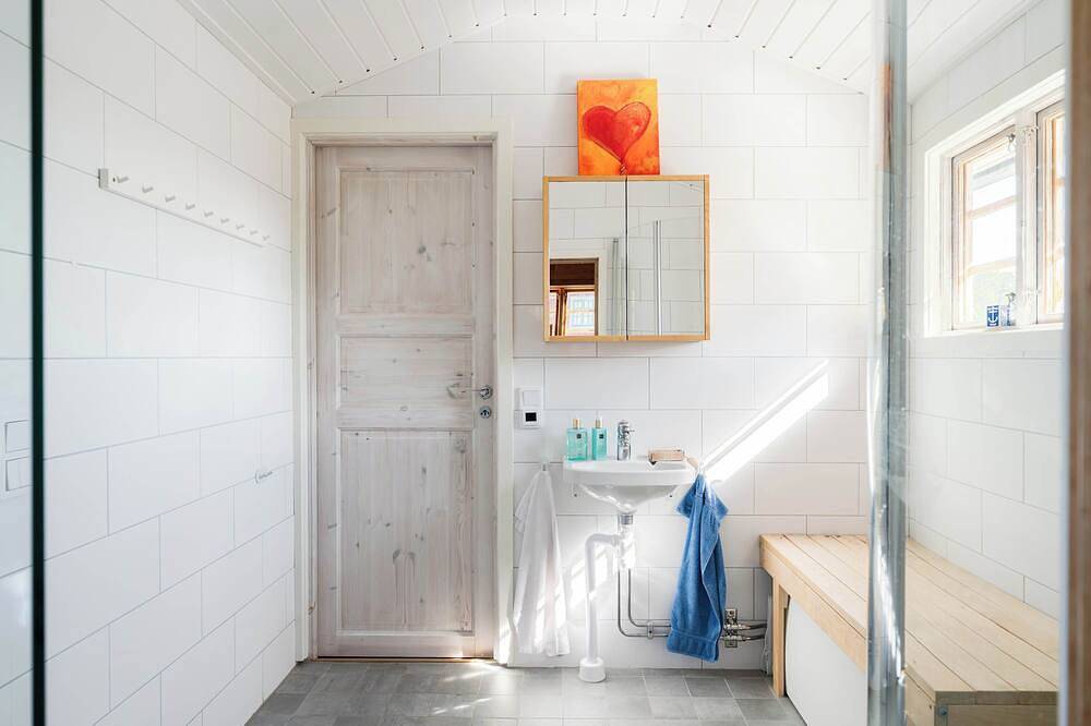 Charming Archipelago House, Sauna, Dock & Sea View in Stockholmer Schärengarten
