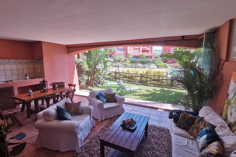 Entire apartment, Luxury Apartment Directly On The Sea With Terrace And Pool in Torrox Costa, Torrox