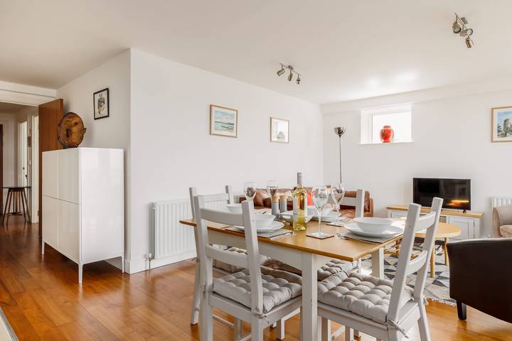 Entire apartment, A Wave From It All - Extensive Harbour Views in Poole, Poole Harbour