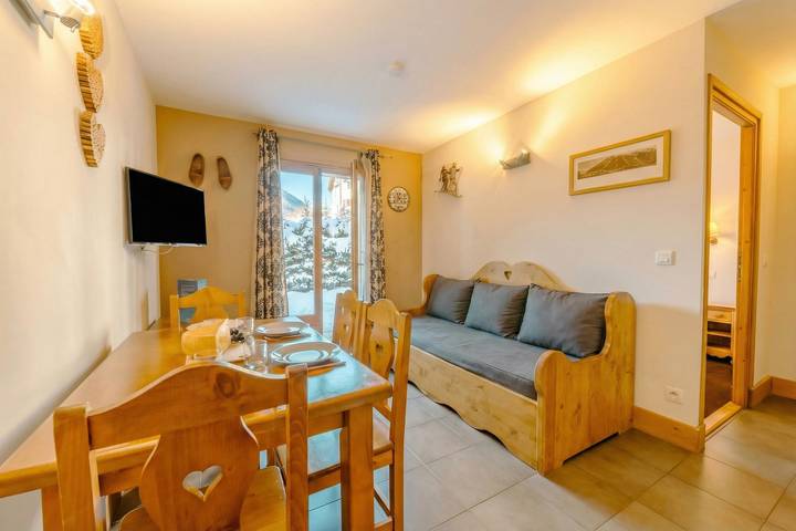 Entire apartment, V Balme 04: Beside Ski Lift; Pool, Sauna & Gym in Vallorcine, Bonneville region