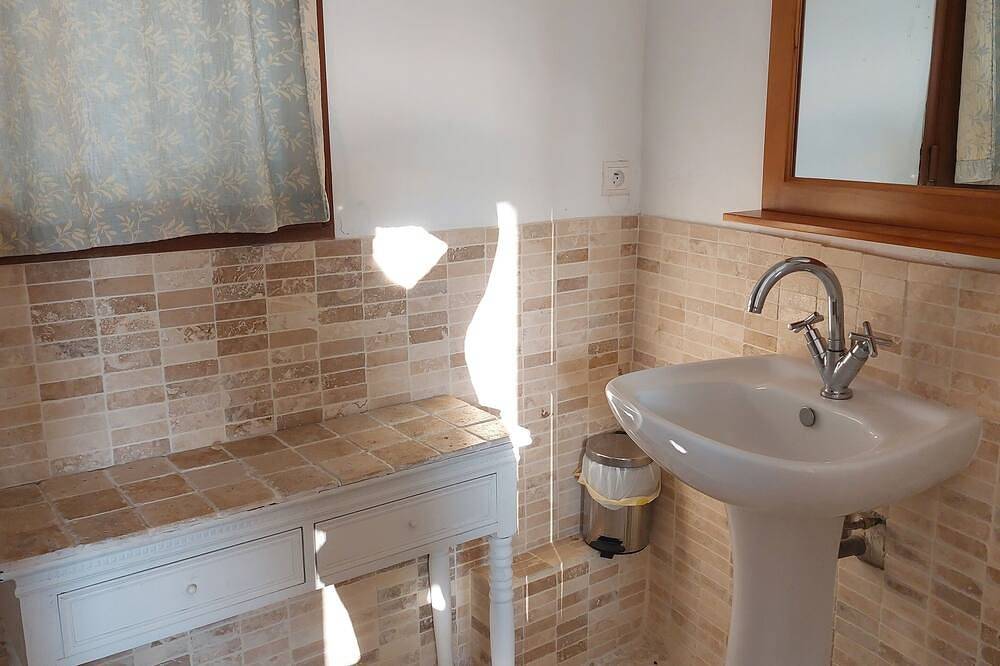 Family villa & retreat w/spring-fed, heated infinity pool on 50 acres near Céret in Céret, Mittelmeerküste (Frankreich)