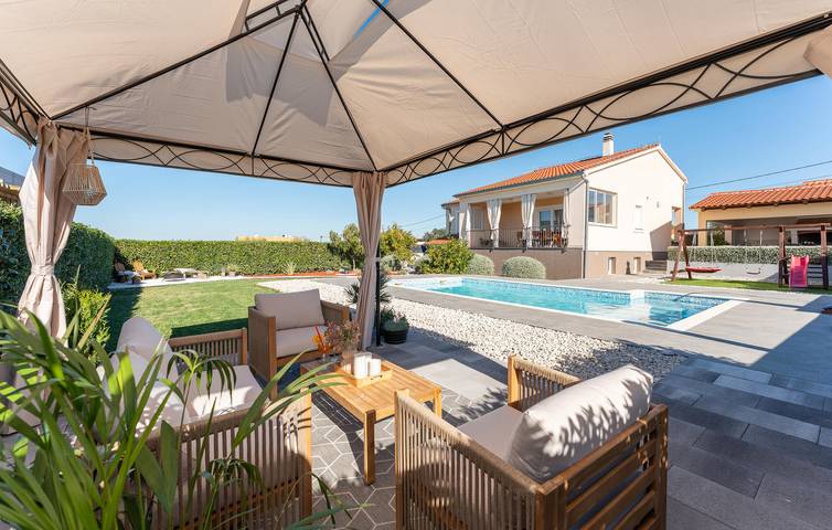 Ferienhaus für 7 Personen, mit Terrasse in Sukosan