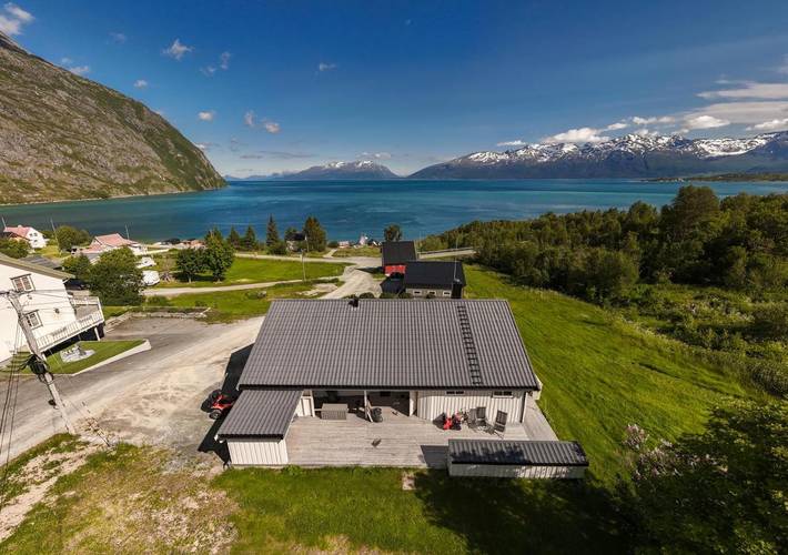 Ferienhaus für 8 Personen, mit Garten und Whirlpool in Lyngen