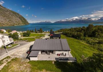Ferienhaus für 8 Personen, mit Garten und Ausblick in Lyngen