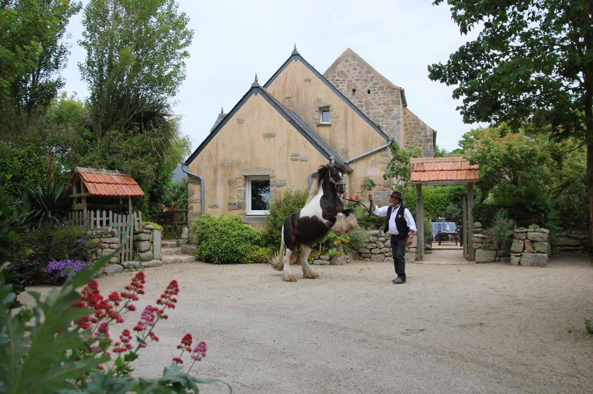 "Les Pierres Sauvées" - Village de kerneac'h in Plouescat, Ceinture Dorée