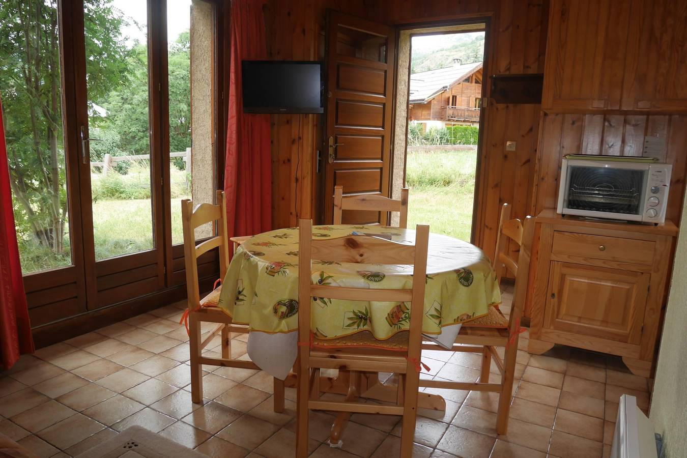 Entire apartment, Small duplex chalet with garden in Saint-Chaffrey, Serre Chevalier