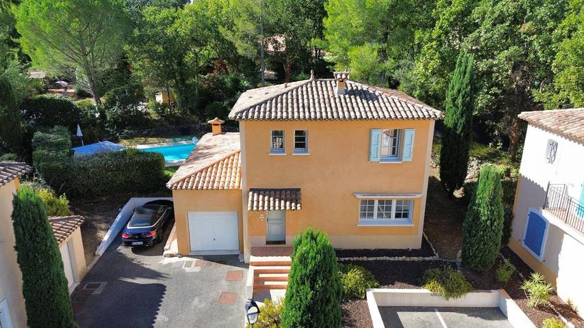 Location de vacances pour 6 personnes, avec piscine ainsi que jardin et vue dans Domaine de Fayence