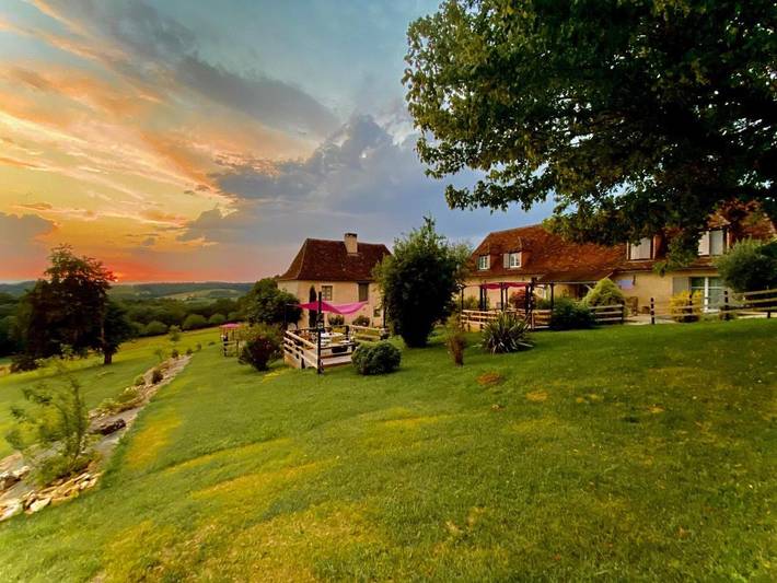 Location de vacances pour 2 personnes, avec Terrasse et Jacuzzi ainsi que Jardin et Piscine à Eyliac